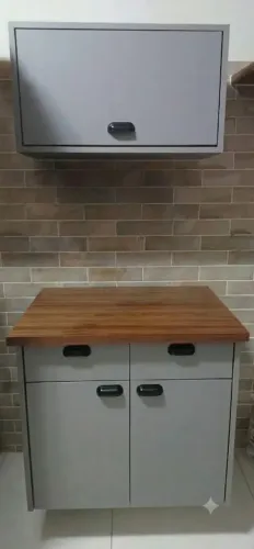 Buffet com 2 portas + armário aéreo e tampo amadeirado