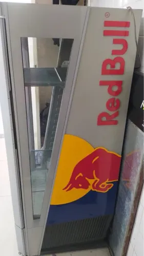 Geladeira expositora Redbull