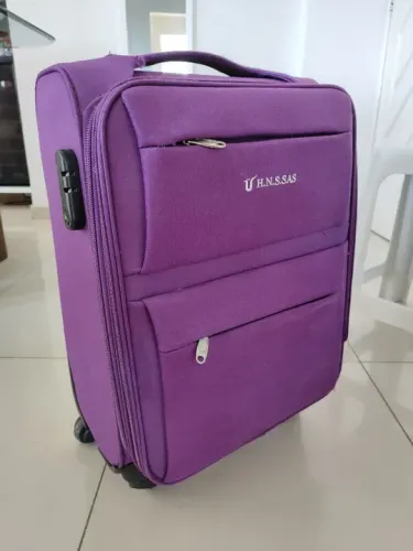 Mala pequena, de bordo, 4 rodas, usada