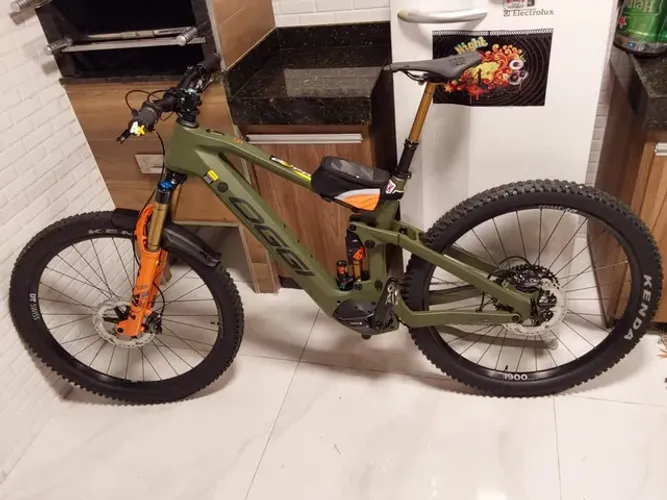 Oggi Potenza 23/23 1.800km original 19 Large. Elétrica/Fibra de Carbono. Fox Kashima 38.