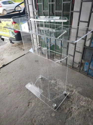 Púlpito em acrílico em todos os modelos..