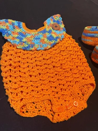 Body de crochê para bebê - laranja e azul