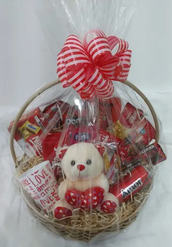 Cesta de presente romântica com pelúcia, chocolate e doces