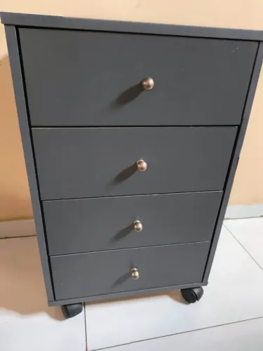 Linda comoda criado mudo com 4 gavetas na cor cinza