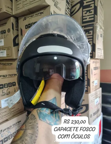 Capacete com óculos