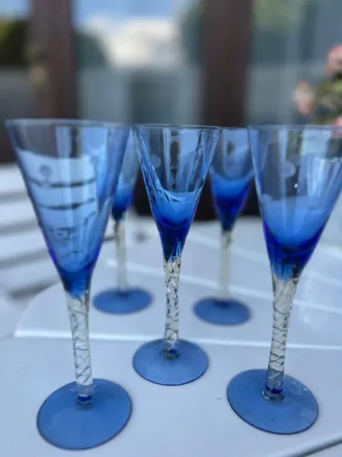 Taca azul com detalhe em poá, e haste transparente e trabalhada. 