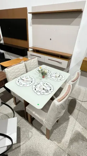 Mesa de jantar de vidro com 4 cadeiras. Perfeita para um jantar em família ou para receber