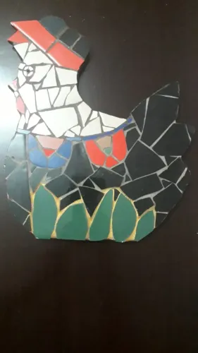 Lindo mosaico de pastilhas de vidro coloridas de uma galinha em bom estado