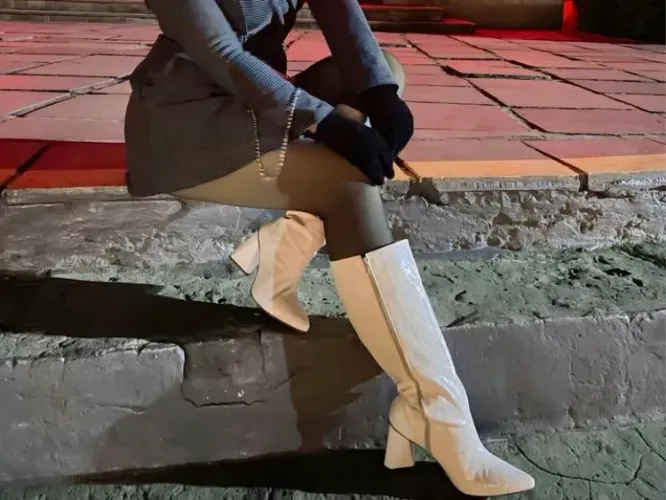 Botas brancas de salto alto