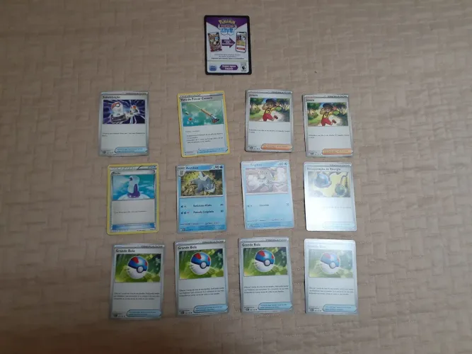Cartas Pokémon. 8 itens +2 treinadores + 2 Pokémon + 1 Pokémon on-line 
