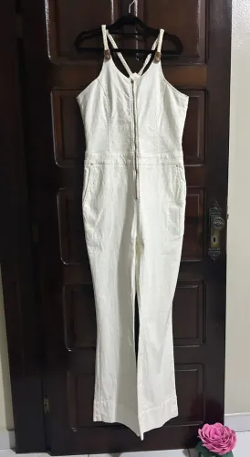 Macacão Off White, tamanho 44, da marca Famel.