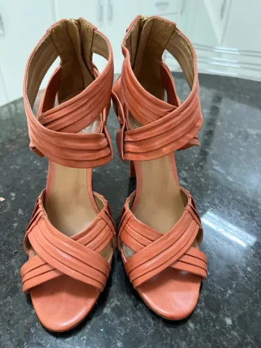 Sandália Salto Marca UZA COURO