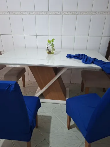 Mesa de Jantar Moderna com Design Elegante
