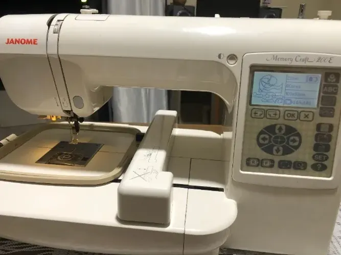 Máquina de Bordar Janome Craft 200E