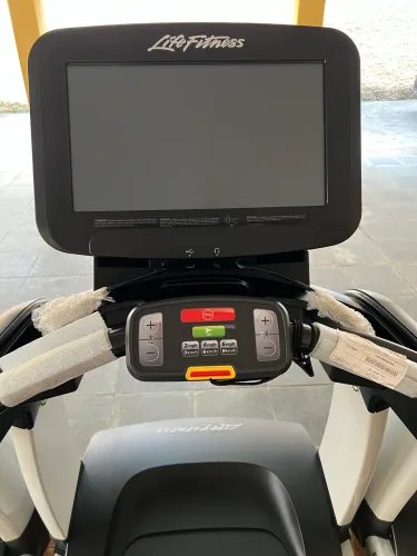 Esteira Life Fitness Discover