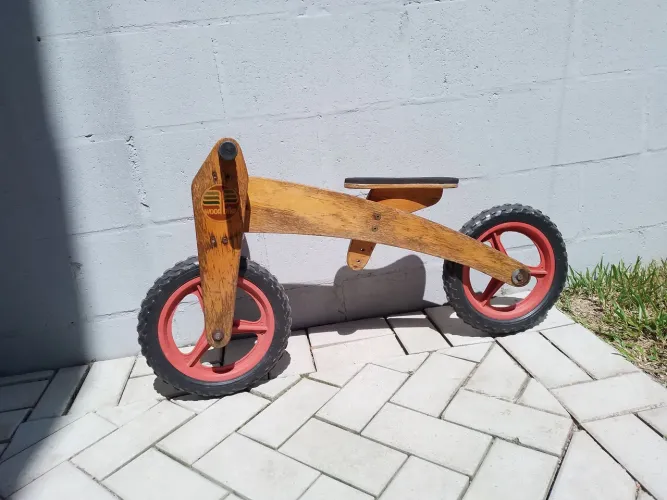Bicicleta de madeira para criança