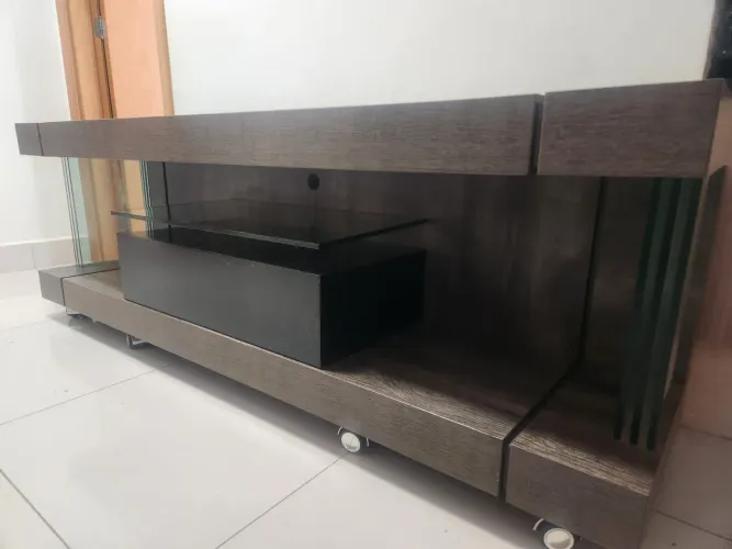 Rack para TV moderno e elegante com rodízio, muito resistente e chique..