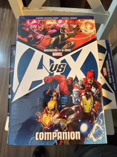 Avengers Vs X-men Companion OHC (Inglês)