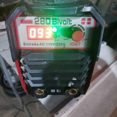Máquina de solda Bi volts USK 250 amp, arrumar ou tirar peças...