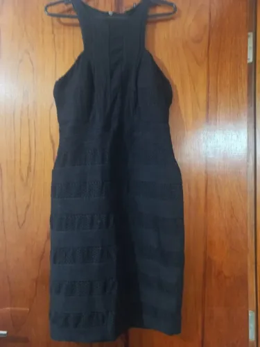 Vestido Bodycon Bo.Bô, com zíper nas costas e detalhes vazados. 
