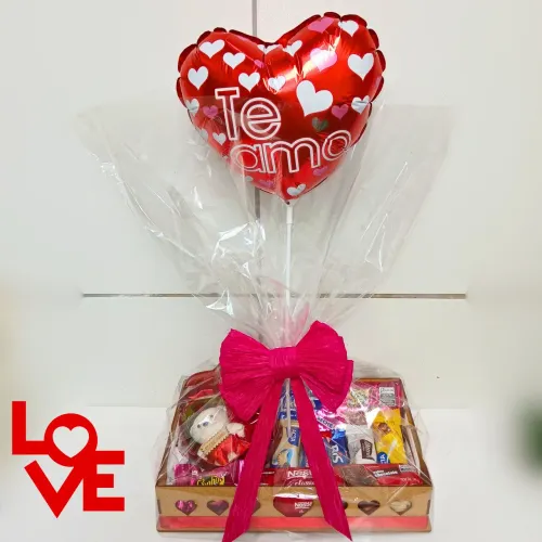 Cesta de Aniversário Romântica Com Doces e Um Porta Joias Com Ursinho. 