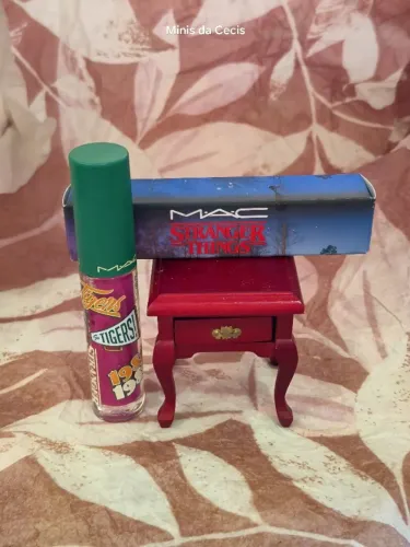MAC Gloss Stranger Things Wild Wheeler - fúcsia vibrante