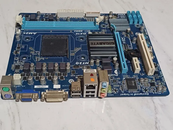 Placa-Mãe Gigabyte AM3+ DDR3