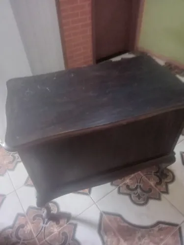 Vendo mesa estilo antigo em madeira com 1 gaveta grande e 3 pequenas - Relíquia 