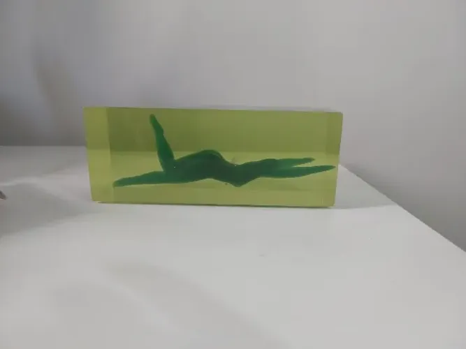 Escultura feminina encapsulada verde