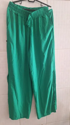 Calça pantalona verde com fenda M