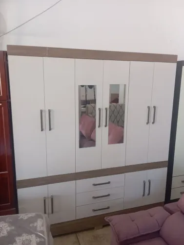 Guarda-Roupa Moderno com Espelho