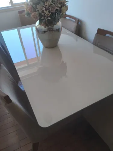 Mesa de jantar branca com design moderno