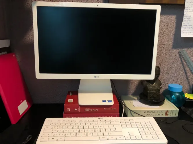 Desktop LG compacto 