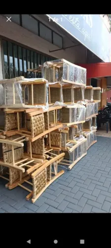 Cadeiras de madeira com palha nova