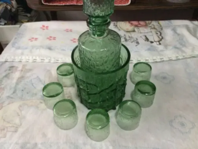 Jogo de licor da cor verde , muito linda 