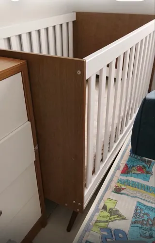 Berço semi novo + coxão + kit berço
