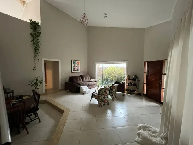 Excelente Sobrado com 215 m² de Construção em Localização Estratégica