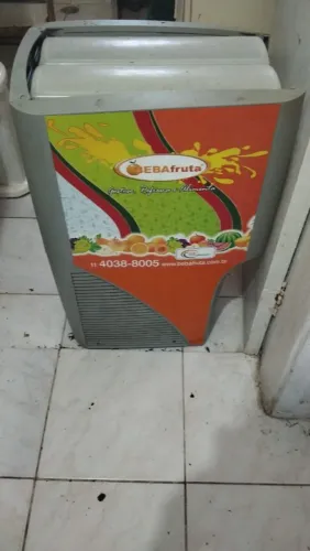 Uma Suqueira(refresqueira) crathco profissional com duas cubas de 5 litros