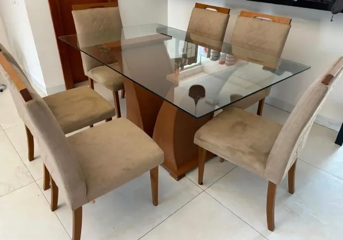 Vendo mesa de madeira maciça com tampo de vidro e 6 cadeiras. Tamanho: 1,60x1,00