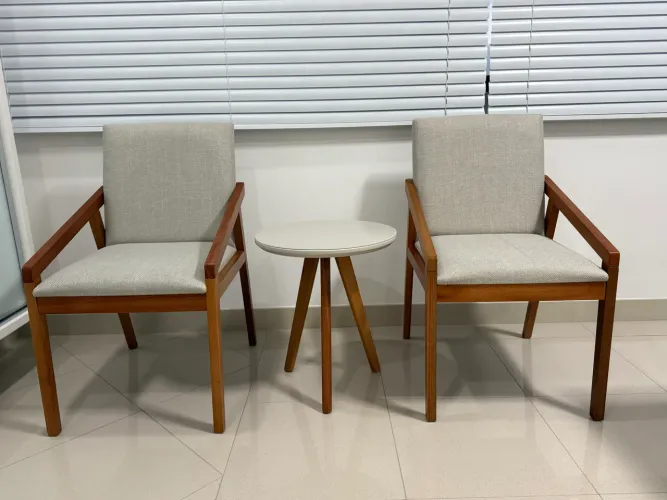 Par de cadeiras com braços e mesa lateral redonda