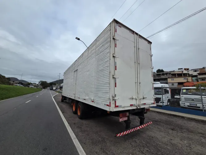 Truck baú 10,90 x 3,05