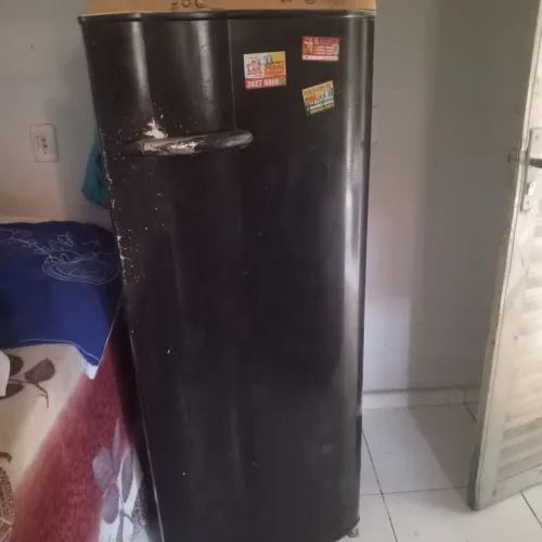Geladeira com marcas de uso ,porém funcionando 100%.não entrego, aceito proposta.