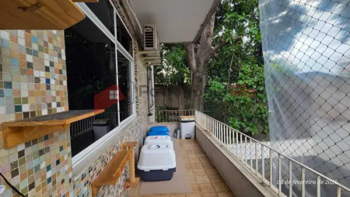 Apartamento 2 quartos - varanda - dependências - vaga de garagem - rua fechada - Vila da P