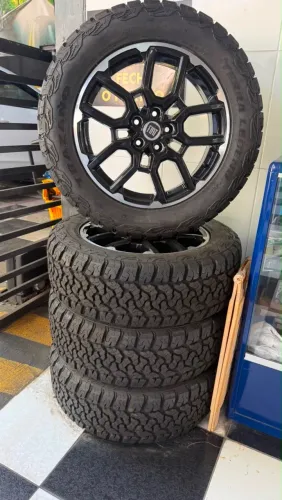 Jogo de rodas Fiat Toro aro 18 + Pneus off road novos
