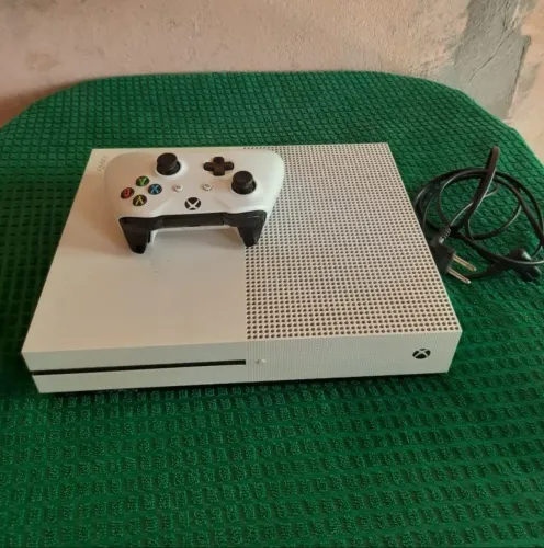 VENDO OU TROCO ESSE XBOX ONE S COM 1T E 80 JOGOS
