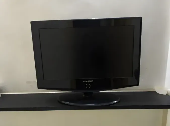 Tv Lcd 26 Samsung 26 pol (Usado) com suporte de parede articulado