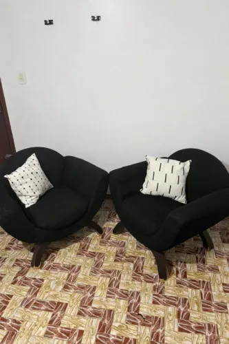 DUAS POLTRONAS ESTOFADAS NA COR PRETA