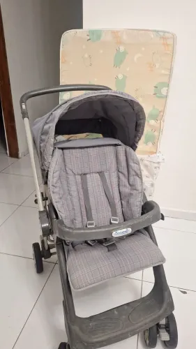 Carrinho de bebê e colchão pra berço 