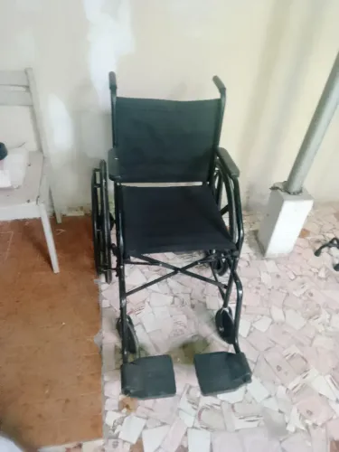 Vendo cadeira de rodas bengala , e cadeira de banho 