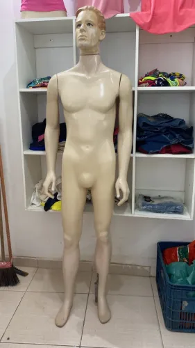 Manequim masculino usado e em perfeito estado de conservação